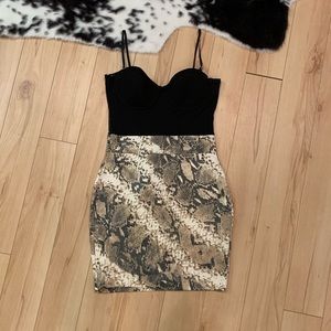 Mini dress with leather design!